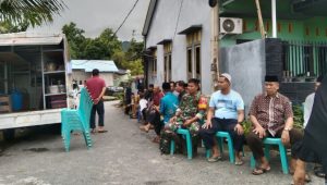 Turut Berdukacita, Babinsa Koramil Bone-bone Melayat ke Rumah Duka