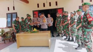 HUT Bhayangkara Ke-78, Personil Koramil Bone-Bone Berikan Kejutan Ke Polsek Sukamaju