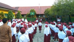 Tumbuhkan Wawasan Kebangsaan Anak Sekolah, Babinsa Koramil Bone-bone Jadi Pembina Upacara