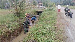 Ciptakan Lingkungan Bersih dan Sehat, Personil Koramil Larompong Gelar Karya Bakti