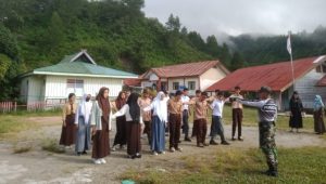 Jelang HUT RI Ke-79, Sertu Murni Latih PBB Siswa SMU 14 Rongkong