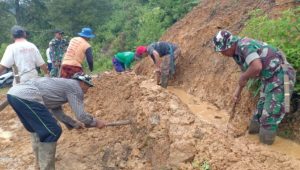 Cegah Air Meluap, Babinsa Koramil Limbong Bantu Warga Bangun Drainase