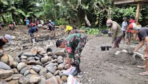 Babinsa Koramil Bone-bone Pimpin Gotong Royong Pembangunan Rumah Warga di Desa Sumberdadi