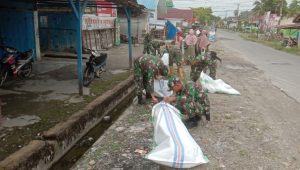 Sinergitas Koramil 1403-12 Bone-bone Bersama Warga Dalam Karya Bakti di Pasar Spontan