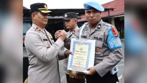 Polres Palopo Anugerahkan Penghargaan Kepada Personel Teladan