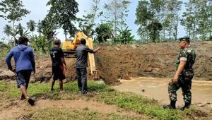 Gelar Komsos, Babinsa Koramil Bone-Bone Pantau Pengerukan Sungai di Sidomakmur