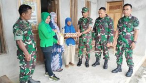 Berikan Bantuan Sembako Kepada Janda Lansia, Danramil Limbong : Program Jumat Berkah