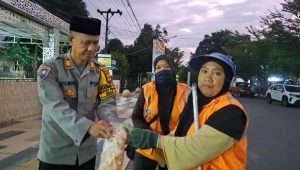 Sedekah Subuh, Polres Palopo Bagikan Nasi Bungkus Kepada Petugas Kebersihan