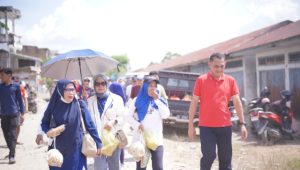 Ketua PAN Luwu Asni Temani Bacalon Bupati Agussalim Kunjungi Pasar Tradisional Bajo
