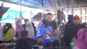 Sambangi Pasar, Bacalon Bupati Luwu Agussalim Bagikan Tas Belanja Ramah Lingkungan