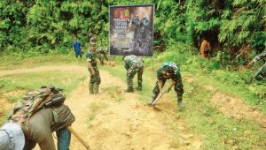 HUT TNI Ke-79, Ws Danramil Limbong Pimpin Karya Bakti di Desa Pengkendekan