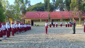 Babinsa Koramil Bone-bone Pimpin Upacara Penaikan Bendera di UPT SDN 222 Karangan