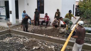 Babinsa Koramil Limbong Bersama Aparat Desa, Gotong Royong Perbaiki Halaman Kantor Desa