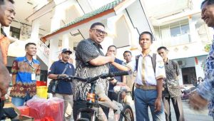 Sempat Viral, Pj Walikota Asrul Sani Berikan Bantuan Sepeda Untuk Siswa SMK 2 Palopo