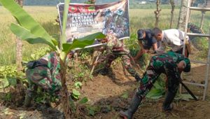 Karya Bakti Pembersihan Saluran Air, Babinsa Koramil Larompong Bersama Warga Bentuk Kecintaan TNI