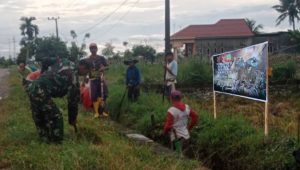 Karya Bakti Peringati HUT Ke-79 TNI, Personil Koramil Larompong Bersihkan Saluran Air Persawahan