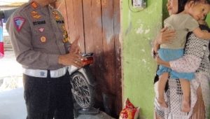 Peduli Stunting, Kasat Lantas Polres Palopo Berikan Bantuan Makanan Tambahan Balita