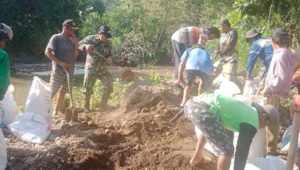 Dukung Ketahanan Pangan Nasional, Babinsa Koramil Larompong Perbaiki Saluran Irigasi Persawahan