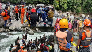 Personel Damkar Palopo Ikut Lakukan Pencairan Korban Hanyut