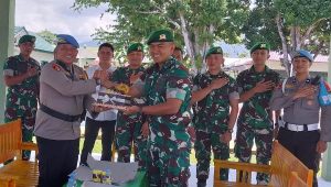 HUT TNI Ke-79, Polres Palopo Beri Kejutan Kue Ulang Tahun ke Kompi Senapan C 721 Makkasau