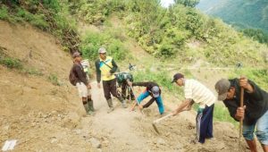Personil Koramil Limbong Bersama Warga Perbaiki Infrastruktur Desa
