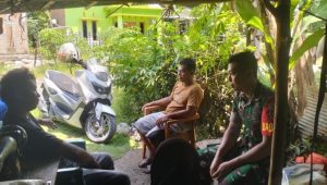 Melalui Anjangsana, Babinsa Koramil Bone-bone Pererat Silaturahmi di Dusun Palempa