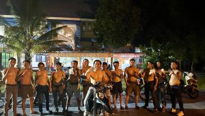 Ellunk Community Rayakan Kemenangan Trisal-Akhmad Konvoi Tanpa Mengenakan Baju