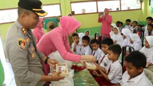 Dukung Program Asta Cita Presiden RI, Kapolres Palopo Bagikan Makanan Sehat
