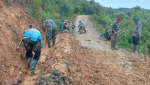 Dukung Pembangunan di Desa Binaan, Babinsa Karya Bakti Pembuatan Saluran Air