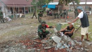 Usai PAM Pilkada, Anggota Koramil Bone-Bone Ajak Warga Bersihkan Pasar
