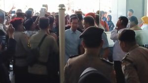 Tiba di Tempat Debat, Trisal Akhmad Disambut Riuh Pendukung 