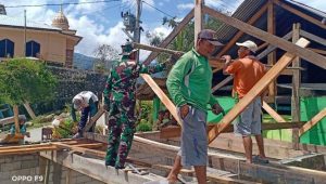 Ringankan Beban, Babinsa Desa Tanamakaleang Gotong Royong Bangun Rumah Tinggal Warganya