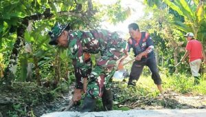 Cegah Banjir, TNI dan Warga Bersihkan Saluran Air di Desa Batulappa