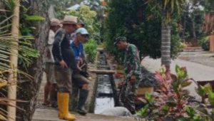 Personel Koramil Larompong Bersama Warga Gelar Karya Bakti Pembersihan Irigasi
