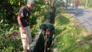 Personil Koramil Bone-Bone Bersama Warga Bersihkan Drainase Sepanjang 300 Meter