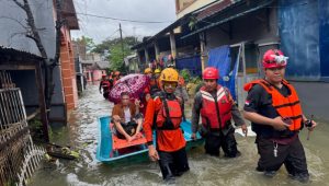 Polri Gerak Cepat Evakuasi Warga Terdampak Banjir di Sulawesi Selatan