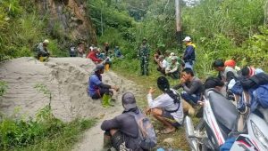 Gunakan Dana Swadaya , Babinsa Koramil Limbong Bersama Warga Perbaiki Akses Jalan Menuju Rumah Sakit