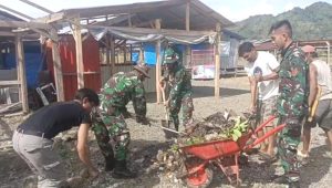Koramil Larompong Awali Tahun Baru dengan Bersihkan Pasar Rakyat Keppe