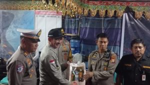 Sambut Pergantian Tahun, Wakapolres Palopo Kunjungi Pos Pam dan Berikan Bingkisan