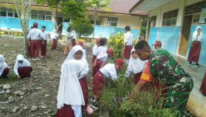 Disela-sela Karya Bakti, Babinsa Bone-Bone Ajak Siswa SDN 168 Lino Hidup Bersih