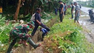 Anggota Koramil 1403-01 Larompong Bersama Masyarakat Bersihkan Saluran Air