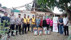 Kapolres Palopo Serahkan Bantuan ke Korban Puting Beliung di Temmalebba