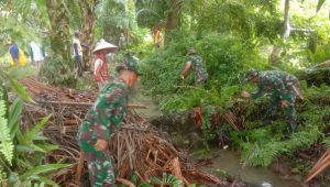 Personil Koramil Bone-Bone Bersihkan Saluran Air, Peltu Pratno : Perintah Komando Atas Bersinergi