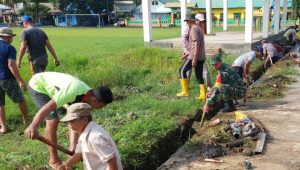 Cegah Genangan Air, Babinsa Koramil Larompong Ajak Warga Bersihkan dan Pembenahan Saluran Air