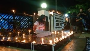 Ratusan Massa Amarah For Feni Ere Lakukan Aksi Teatrikal Depan Makopolres Palopo