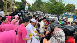 Satintelkam Polres Palopo Bersama Bhayangkari Bagi Takjil di Bulan Ramadan