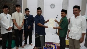 Kepala Inspektorat Palopo Hadiri Tarawih di Masjid Al-Amin dan Serahkan Sertifikat Tanah