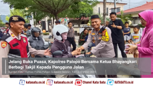 Jelang Buka Puasa, Kapolres Palopo Bersama Ketua Bhayangkari Berbagi Takjil