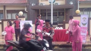 Sat Sabhara Polres Palopo bersama Pengurus Bhayangkari Bagi Takjil Kepada Masyarakat