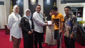 Bupati Luwu Serahkan Santunan Kepada Ahli Waris Korban Tanah Longsor di Desa Rante Balla